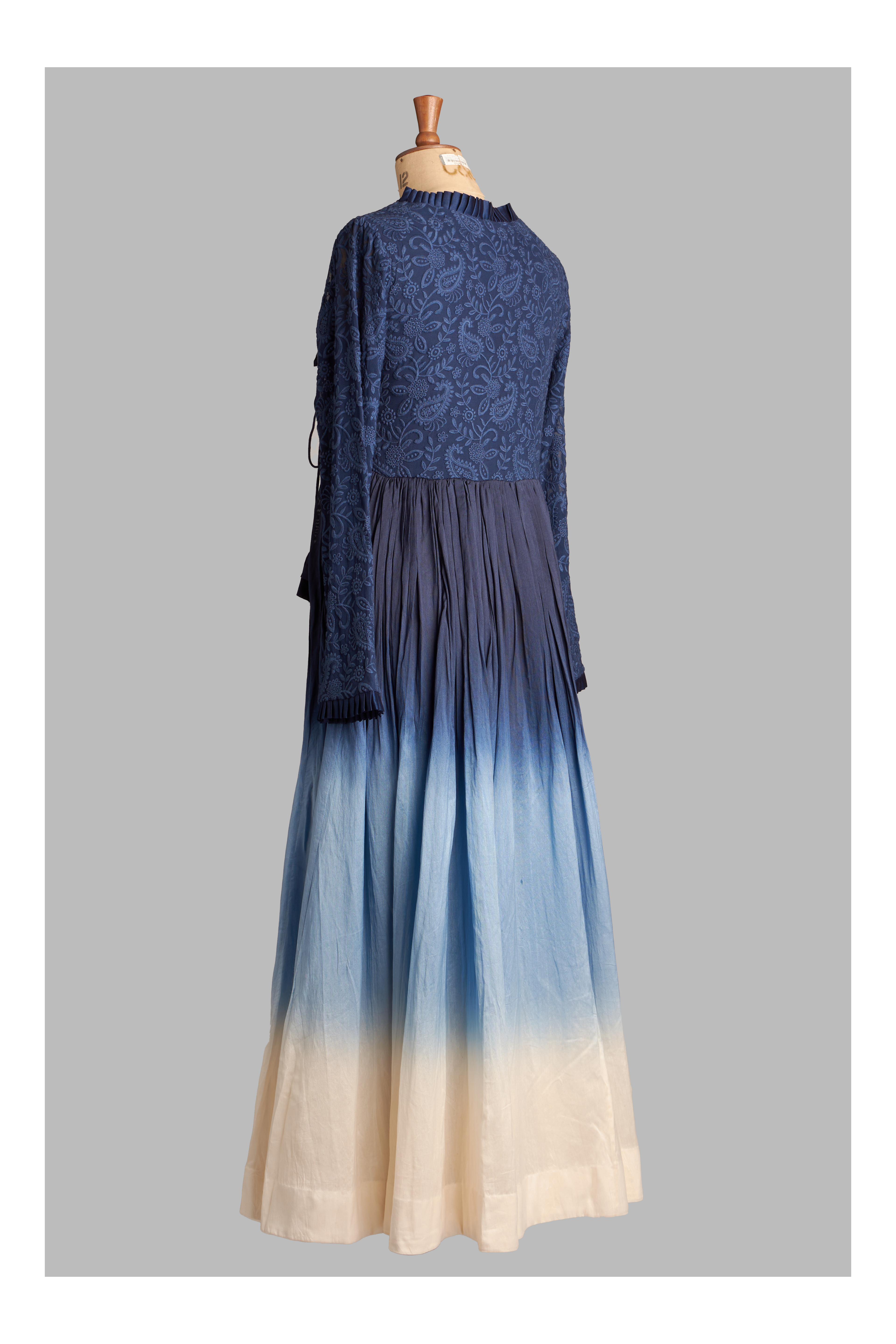 Mannequin wearing a blue gradient outfit with blue and beige colors on a gray background